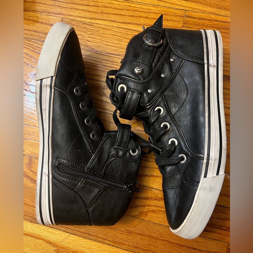 NWOT guess high top sneakers